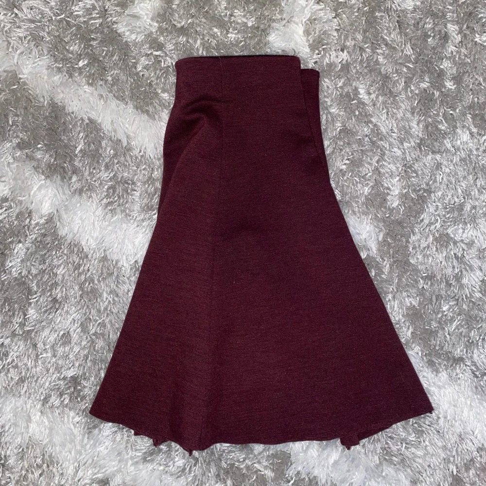 Burgundy slimming A-line skirt 💃🏼 - Picture 1 of 4
